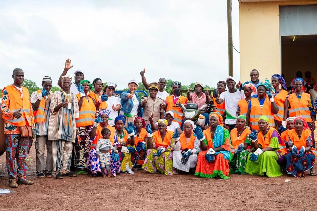 Coopérative réunie lors d'une remise d'équipements dans le cadre du programme IvoryShea FarmGate