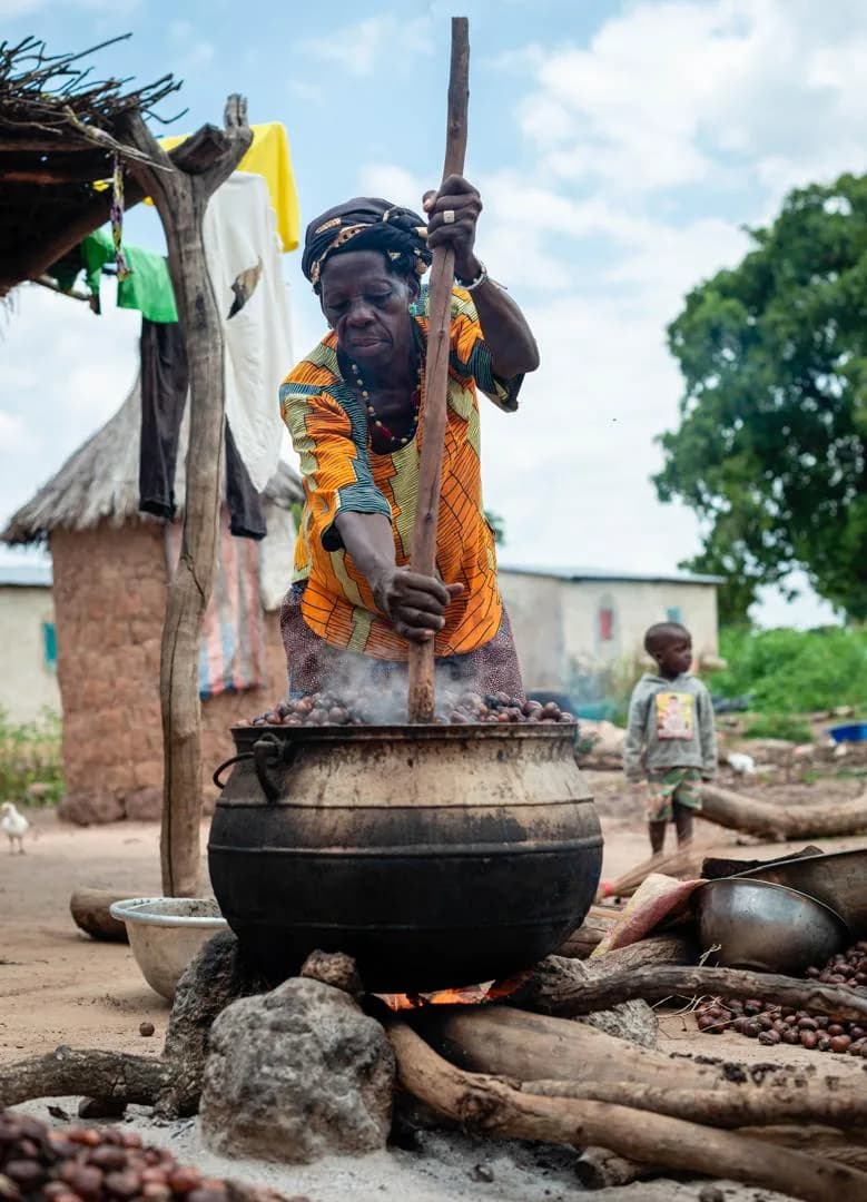 Cuisson des amandes de karité dans une marmite traditionnelle