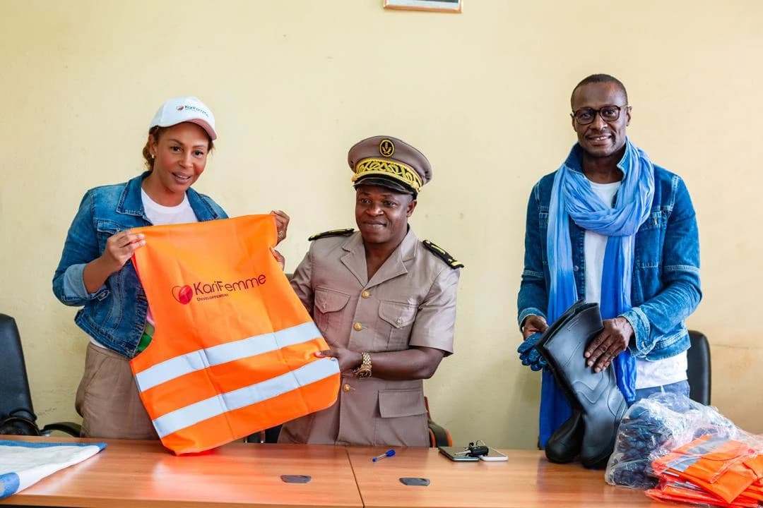 Remise de gilets KariFemme en présence des autorités locales