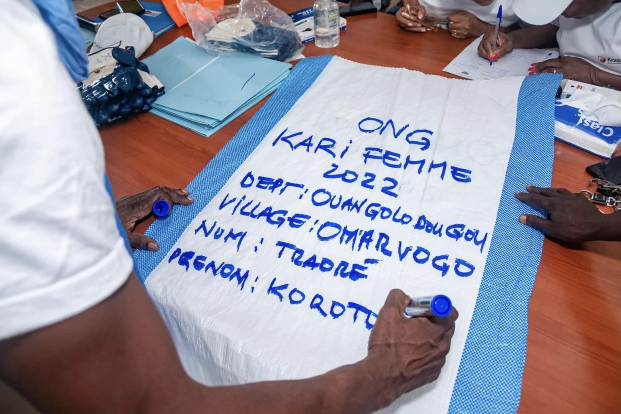 Sac de karité étiqueté avec les informations de la productrice, illustrant la traçabilité de la filière