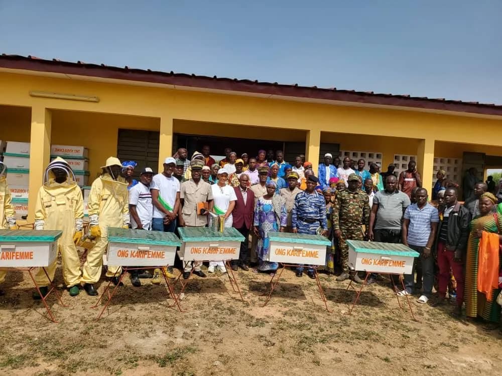 Cérémonie de remise officielle des ruches et des kits apicoles devant les autorités
