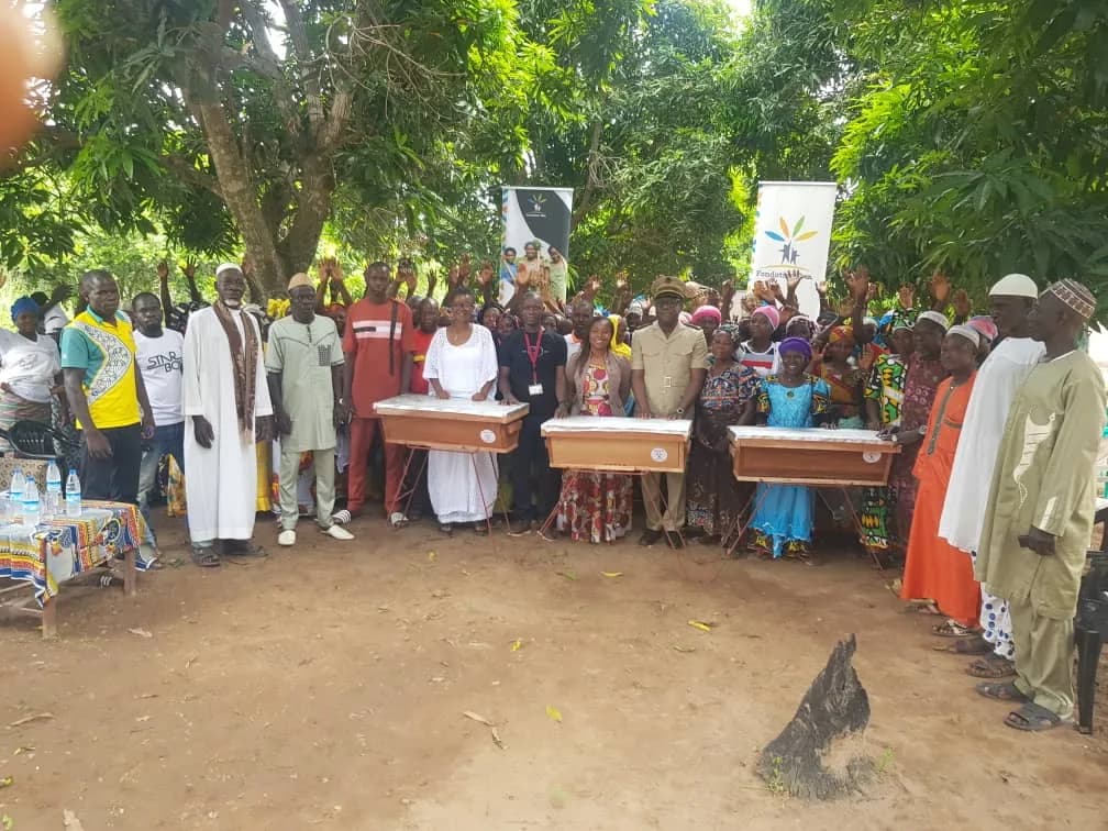 Remise officielle des ruches et kits apicoles en présence de la Fondation SIFCA, de Koster Keunen et du sous-préfet de Sikolo dans le département de Kong (région du Tchologo, nord Côte d'Ivoire))